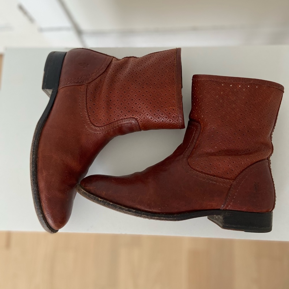 Frye Melissa Western Leather Ankle Boots size 9.5 Cowboy Perforated Cognac